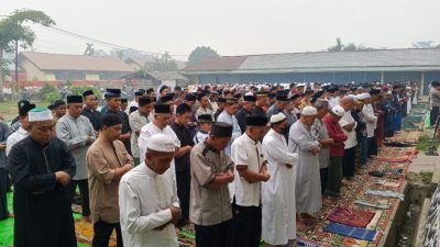 Sholat Istisqa Di Balai Karangan TNI Dan Masyarakat Sekayam Bersatu Memohon Hujan serta Akhiri Kabut Asap