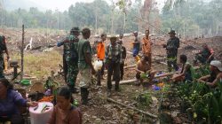 Terus Gencarkan Sosialisasi Karhutla Kolonel Laut Sugeng Dan Letkol Laut Riski Sasar Masyarakat Hingga Ke Ladang