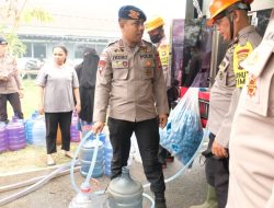 Satbrimob Polda Kalbar Salurkan Air Bersih Layak Minum Untuk Warga Terdampak Kemarau Dan Karhutla