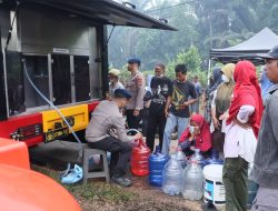 Saat Air Bersih Sulit Di Dapat Brimob Polda Kalbar Hadir Bantu Warga Rasau Jaya