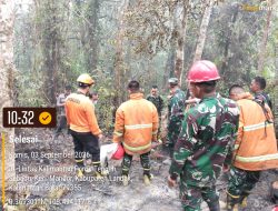 Api Padam Bara Masih Terpantau Koramil 1210-03/Mandor Bersama Tim Gabungan Lanjutkan Penyisiran Karhutla Di Dusun Paser