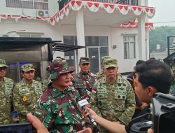 Kemarau Panjang Melanda Kalbar TNI Salurkan Air Bersih Siap Minum Untuk Warga Terdampak