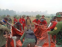 Tiba Di Lokasi Karhutla Tim Penyuluhan Mabes TNI Bersama Kodim 1206/Putussibau Cari Titik Air Sumur Bor Di Lanjak Deras