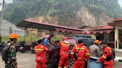 Koramil 1204-02/Sekayam Bersama Tim Gabungan Padamkan Karhutla Di Desa Malenggang