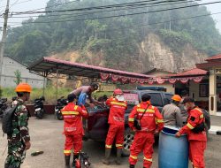Koramil 1204-02/Sekayam Bersama Tim Gabungan Padamkan Karhutla Di Desa Malenggang