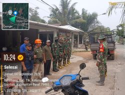 Pantang Pulang Sebelum Padam Babinsa Koramil 07/Teluk Keramat Bersama MPA Padamkan Karhutla