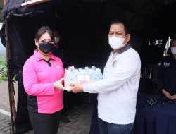 Dukung Penanggulangan Karhutla Bhayangkari Kalbar Serahkan Bantuan Kesehatan Dan Sosial Di Kubu Raya