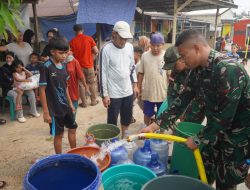 Atasi Krisis Air Bersih Musim Kemarau Kodim 1208/Sambas Salurkan Air Bersih Di Dua Desa