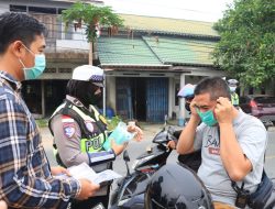 Cegah Dampak Kabut Asap Polres Sambas Bagikan Ribuan Masker Gratis Warga Diingatkan Stop Bakar Hutan Dan Lahan