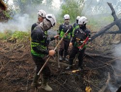 Ditsamapta Polda Kalbar Kembali Padamkan Api Karhutla Di Kubu Raya