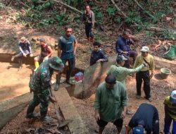 Peduli Lingkungan Babinsa Embaloh Hulu Dan Warga Desa Pulau Manak Gotong Royong Bersihkan Saluran Air Tersumbat