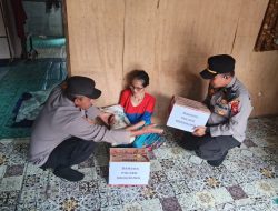 Polsek Menukung Berbagi Kepedulia Salurkan Bantuan Sembako Bagi Warga Terdampak Kabut Asap Karhutla