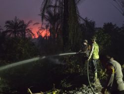 Polsek Tumbang Titi Bersama TNI Dan Warga Padamkan Karhutla Di Desa Batu Tajam