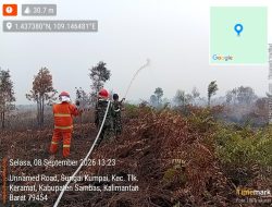 Gerak Cepat Anggota Koramil 04/Jawai Turun ke Lapangan Padamkan Sisa Titik Api