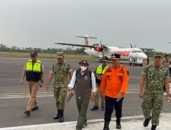 Tinjau Langsung Penanganan Karhutla Danrem 121/Abw Sambut Kedatangan Menteri Kehutanan RI Di Kabupaten Ketapang