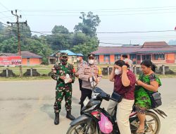 Cegah Dampak Asap Karhutla Tim Penyuluhan Mabes TNI Bersama Koramil Dan Polsek Silat Hulu Bagikan Masker