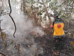 Selalu Sigap Cegah Karhutla Koramil 1210-07/Air Besar Bergerak Tangani Kebakaran Lahan di Nyayum