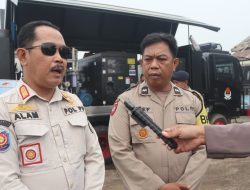 Polda Kalbar Salurkan Air Bersih Layak Minum Untuk Warga Terdampak Kemarau Dan Karhutla Di Kubu Raya