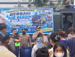 Bersama kita Hadir Dan Peduli Untuk Masyarakat Polresta Pontianak Salurkan Air Bersih Dampak Karhutla Dan Kekeringan