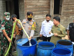 Dampak Karhutla Dan Kemarau Panjang Polres Sambas Bersama Unsur Pemerintah Kabupaten Sambas Salurkan Air Bersih 