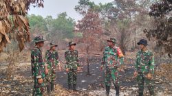 Anggota Babinsa Temajuk Koramil 08/Paloh dan BKO Yonif TP 839 Patroli Rutin Antisipasi Karhutla Di Wilayah Perbatasan