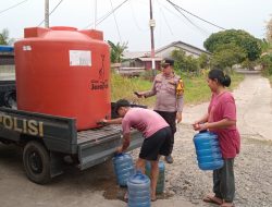 Polsek Benua Kayong Salurkan Air Bersih Dan Masker Gratis Untuk Warga Desa Padang