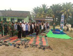 Ikhtiar Di Tengah Kemarau Koramil 1210-03/Mandor Gelar Sholat Istisqa Bersama Warga Memohon Turunnya Hujan