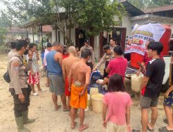 Polres Landak Salurkan Air Bersih Untuk Warga Desa Ambarang Terdampak Kemarau