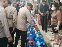 Hadir Di Tengah Krisis Polda Kalbar Gelar Bakti Kesehatan Dan Salurkan Air Bersih Bagi Warga