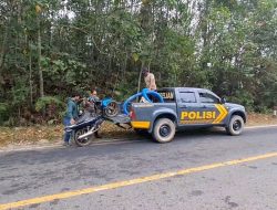 Respons Cepat Yanpol 110 Polri Bantu Warga Evakuasi Sepeda Motor Mogok Di Sungai Tebelian