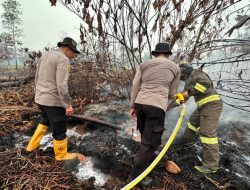 Polresta Pontianak Uji Efektivitas Cairan X-Fire Untuk Pemadaman Karhutla Di Lahan Gambut