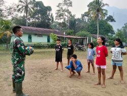 Cetak Generasi Tangguh Di Perbatasan Babinsa Batang Lupar Latih Anak-Anak Desa Sepandan Bermain Voli