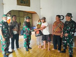 Dari Rumah Ke Rumah Tim Penyuluhan Karhutla Mabes TNI Sambangi Warga Terdampak Di Desa Lanjak Deras