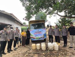 Kemarau Melanda Polsek Sajingan Besar Hadir Bawa Bantuan Air Bersih Untuk Warga Sebunga