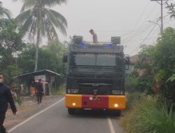 Mobil AWC Polres Sambas Turun Air Bersih Disalurkan Untuk Warga Gapura