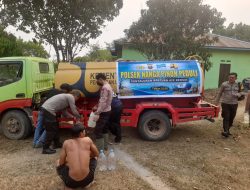 Polres Melawi Salurkan Air Bersih Untuk Warga Dusun Batu Penyeberang
