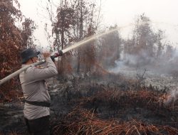 Tekan Potensi Api Kembali Muncul Wakapolres Ketapang Uji Penggunaan Cairan X-FIRE Di Lahan Gambut