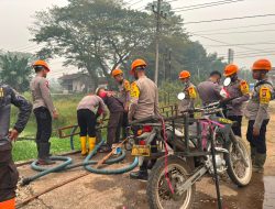 Tim Karhutla Satbrimob Polda Kalbar Lakukan Pendinginan Lahan Di Rasau Jaya