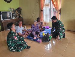 Peduli Sesama Tim Penyuluhan Karhutla Mabes TNI Sambangi Warga Sakit Di Desa Suhaid