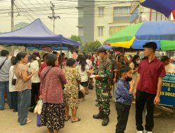 Cegah Dampak Kabut Asap Babinsa Koramil 1204-12/Parindu Bagikan Masker Kepada Warga
