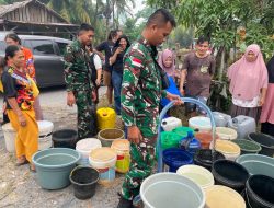 Atasi Krisis Air Bersih Di Musim Kemarau Koramil 03/Tebas Bagikan Air Bersih Kepada Warga Sungai Kelambu