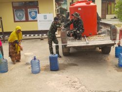 Polsek Sokan Bersama TNI Salurkan Air Bersih Bantu Warga Hadapi Dampak Kemarau Dan Asap Karhutla