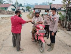 Polsek Menukung Bagikan Masker Kepada Masyarakat Cegah Dampak Asap Karhutla