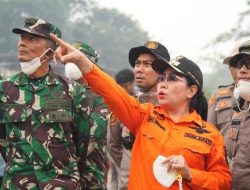 Terobos Medan Berat Tim Gabungan Pastikan Karhutla Tayan Hilir Tertangani