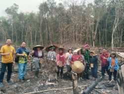 Tim Mabes TNI Turun Ke Lahan Warga Desa Gurung, Penugalan Jadi Aksi Nyata Cegah Karhutla
