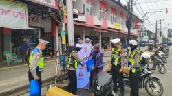 Hari Lalu Lintas Bhayangkara Ke-71 Satlantas Polres Sambas Bagikan Sembako Untuk Warga Dan Pekerja Lapangan