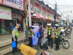Hari Lalu Lintas Bhayangkara Ke-71 Satlantas Polres Sambas Bagikan Sembako Untuk Warga Dan Pekerja Lapangan