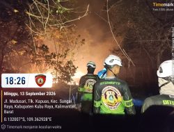 Cegah Api Meluas Tim SAR Dit Samapta Polda Kalbar Padamkan Karhutla