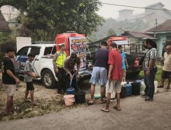 Polres Landak Salurkan 2.500 Liter Air Bersih Untuk Warga Desa Hilir Kantor