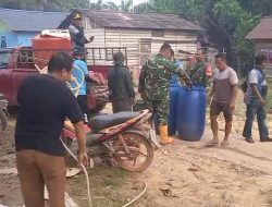 Kodim 1204/Sanggau Bersama Unsur Terkait Salurkan 6.000 Liter Air Bersih Kepada Warga Desa Bagan Asam